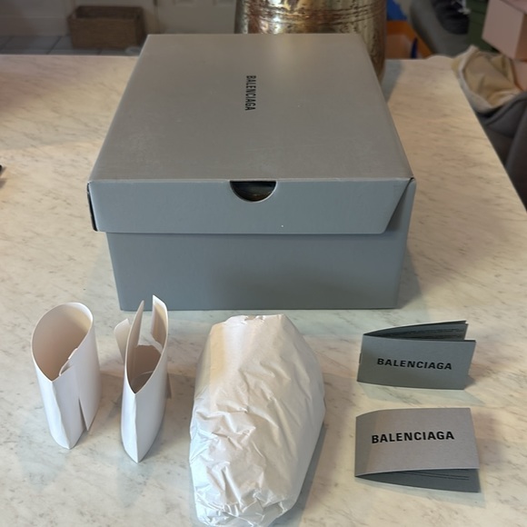 🌟✨Luxury Designer Bags and Boxes for Sale!✨🌟BALENCIAGA SHOE BOXXX FOR SALE 🩶 - Picture 4 of 16